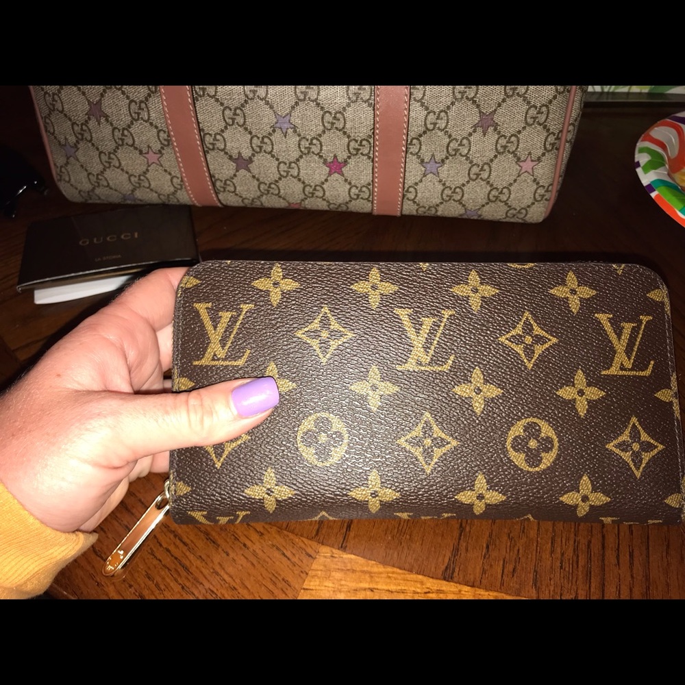 Louis Vuitton zippy wallet